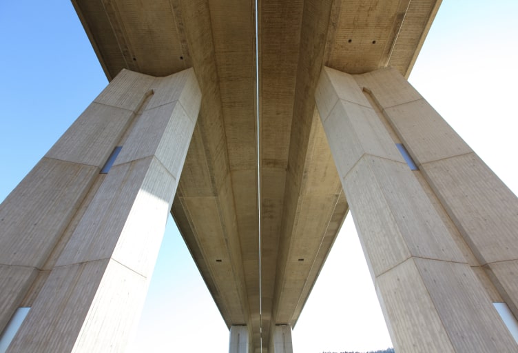 Ansicht von unten einer Brücke aus Beton.