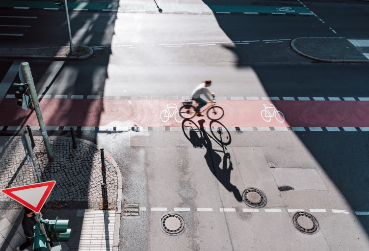Fahrradfahrer auf einem roten Radweg.