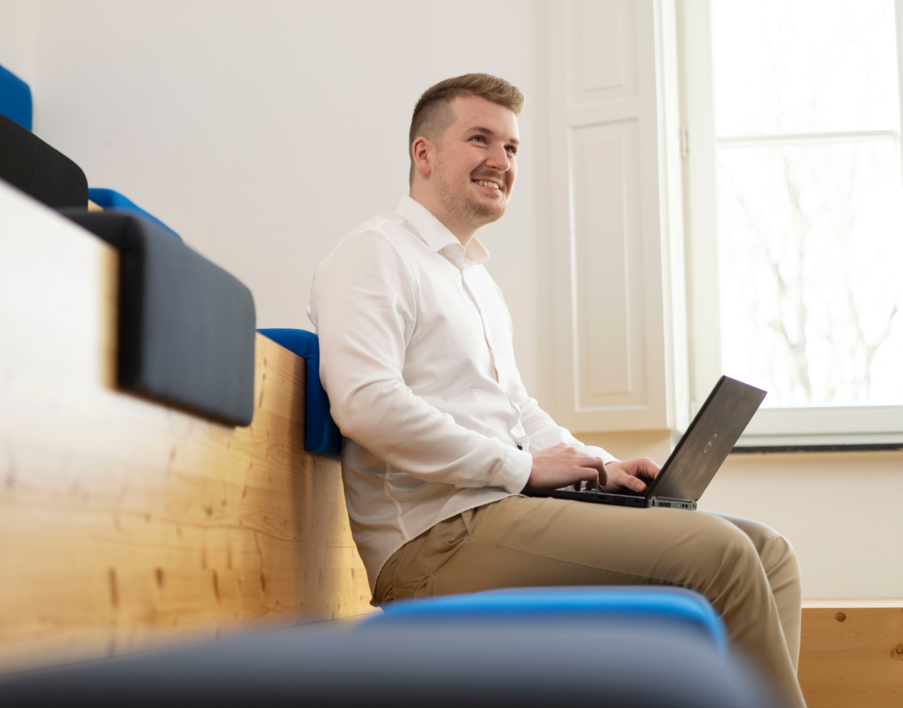 Ein Student der an einem Laptop im Büro arbeitet.